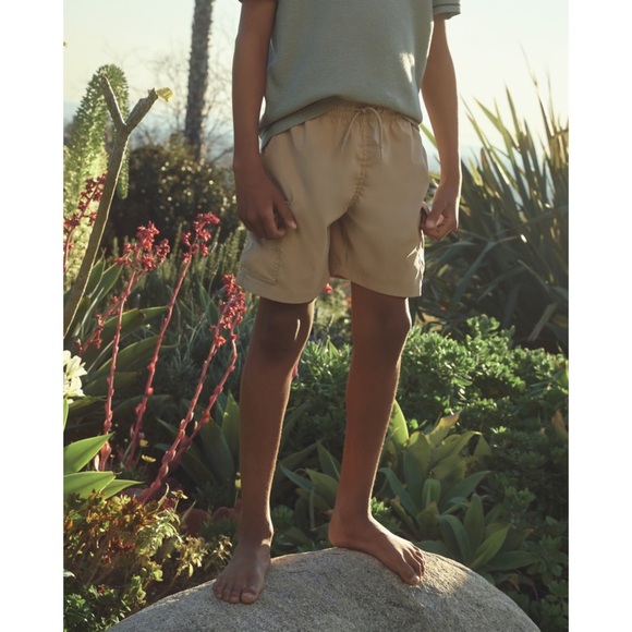 ABERCROMBIE KIDS • Light Khaki Top Rated Above The Knee Adventure Shorts - Picture 2 of 2